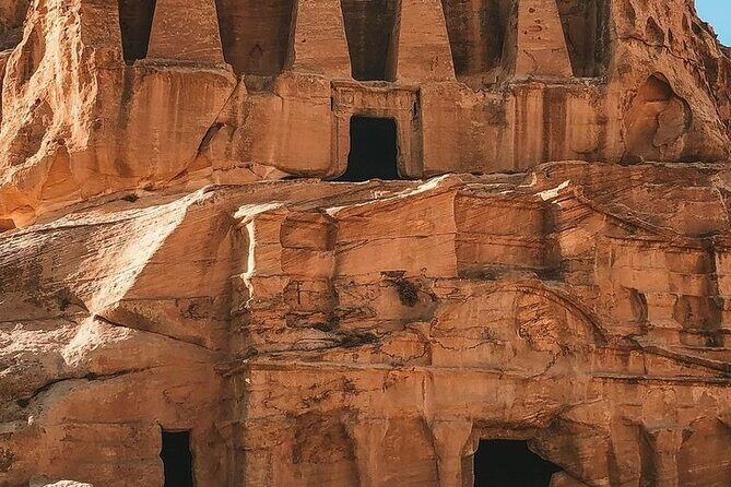 Aqaba Shore Excursion: Private Petra Sightseeing Tour with Lunch - Tombs, amphitheater, and the Roman street: how the highlights fit together