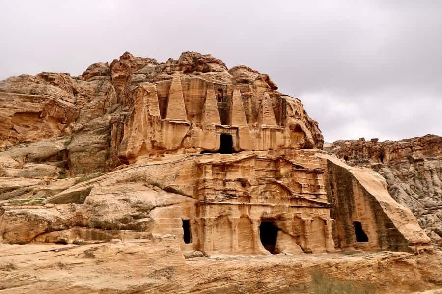 From Tel Aviv: Guided Day Trip to Petra with Lunch - Arriving at Petra: first impact and photo-friendly stops