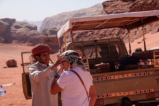 Half day Jeep Tour in Wadi Rum incl. water and Bedouin tea - A half-day Jeep route that fits real schedules