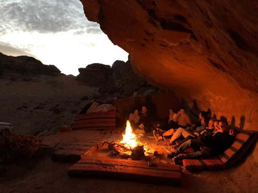 Wadi Rum: 1-Night Jeep Tour with Dinner and Breakfast - The Camp Arrive-Then-Unwind Phase: Dinner, Fire, and Star Time