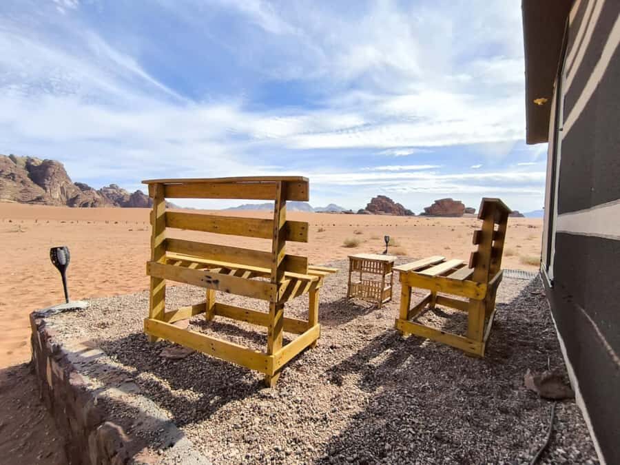 Wadi Rum: 1-Night Jeep Tour with Dinner and Breakfast - Breakfast With Mountain Views: The Payoff for Staying Overnight