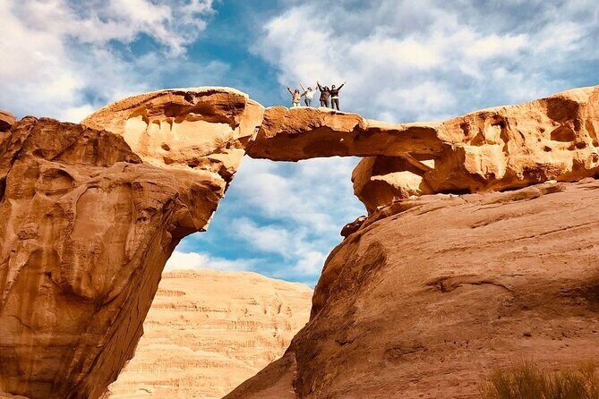 Wadi Rum Full Day Jeep Tour + Overnight in Bedouin Camp & Dinner - White Desert and Abu Khashaba Canyon: Red to White, Then Green Again